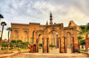 Fototapeta na wymiar Salah ed Din Street: passage between Al Rifai Mosque and Sultan