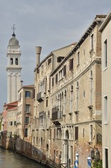 Fototapeta na wymiar Leaning white tower in Venice, Italy