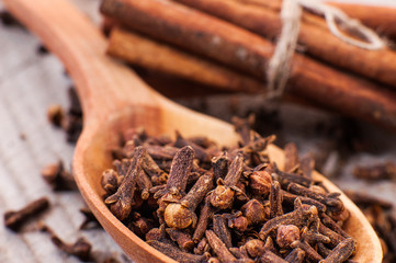 wooden table cinnamon Cloves