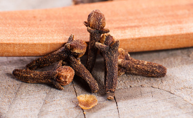  Cloves