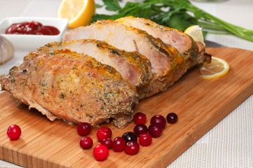 Свинина запеченная под горчичным соусом с лимоном и клюквой