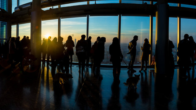 Silhouette di un gruppo di persone su un grattacielo 