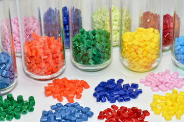 gefärbte Polymer Granulate im Farblabor