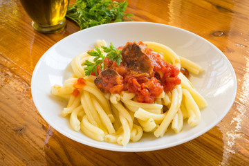 Pasta casereccia con salsa di funghi e pomodoro