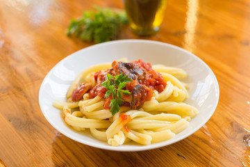 Pasta casereccia con salsa di funghi e pomodoro