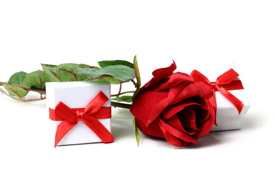Rote Rose mit 2 kleinen Geschenken