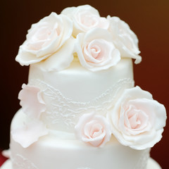 Fototapeta na wymiar Delicious white wedding cake
