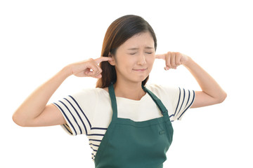 Fototapeta premium 耳をふさぐ主婦