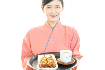 料理を運ぶ女性