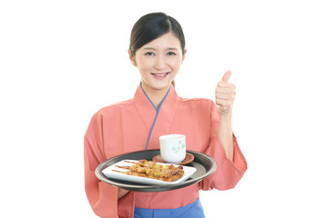 料理を運ぶ女性