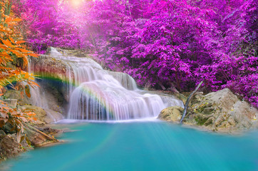 Wunderbarer Wasserfall mit Regenbogen im tiefen Wald im Nationalpark