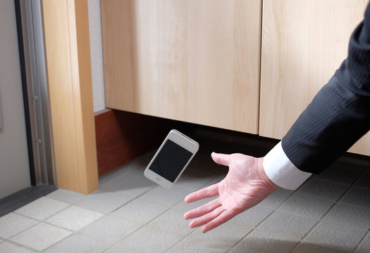 落下するスマートフォン