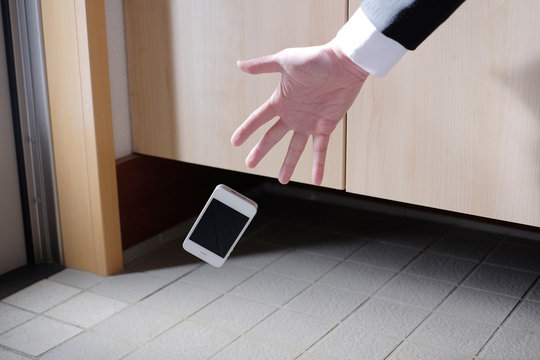落下するスマートフォン