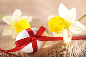 Osterei mit Schleife