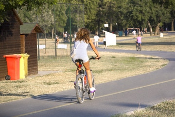 Obraz premium Woman riding a bicycle