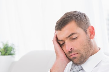 Obraz premium Bored businessman studying