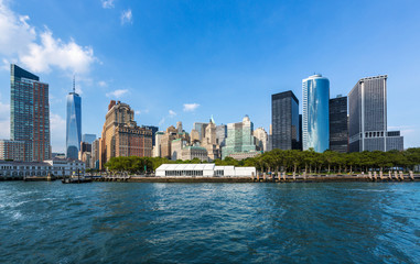Obraz premium Manhattan Skyline w Nowym Jorku z East River w USA