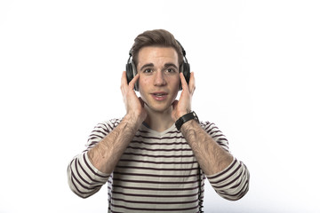 Junger Mann hoert Musik