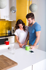 Junges Paar mit Tablet Pc in der Küche