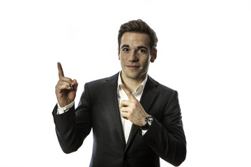 Junger_Mann_zeigt_aufwaerts