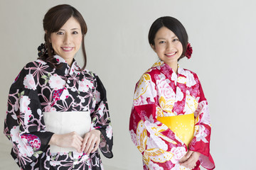 和装 浴衣姿の女性二人