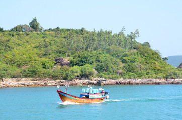 Naklejka na ściany i meble Рыбацкая лодка в заливе Нячанг