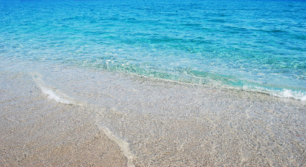Fototapeta na wymiar transparent deep blue wave of the sea that breaks on the shore