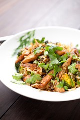 Hänchenbrust mit reisnudeln und brokkoli