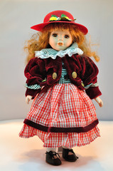 Poupée debout devant un fond uni