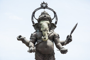 Obraz premium big image of Ganesha statue in standing action in thailand