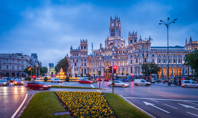Fototapeta premium Plaza de Cibeles i dawny pałac komunikacyjny Nowego Ratusza w Madrycie, Kastylia, Hiszpania