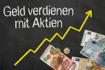 Tafel mit Geld - Geld verdienen mit Aktien