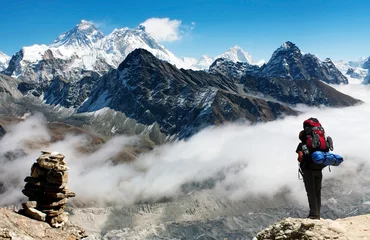 Zelfklevend Fotobehang uitzicht op Everest vanaf Gokyo Ri met toeristen © Daniel Prudek