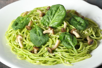 pasta italiana verde con spinaci e funghi