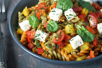 pasta italiana fusilli colorati con verdure e pomodori