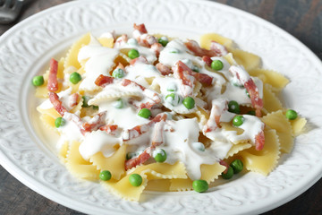 pasta italiana farfalle con prosciutto e piselli