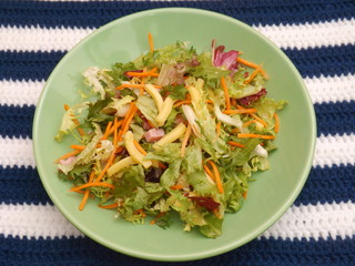 Salat mit Käse und Schinken