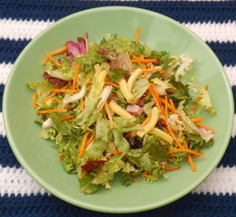 Salat mit Käse und Schinken