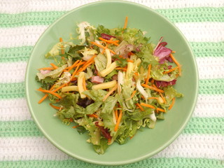 Salat mit Käse und Schinken