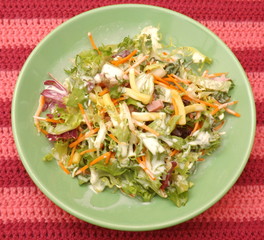 Salat mit Käse und Schinken
