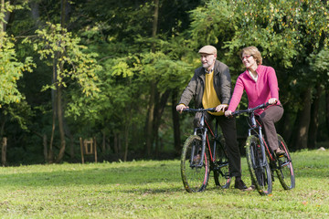 Obraz premium Senior couple riding bicycles