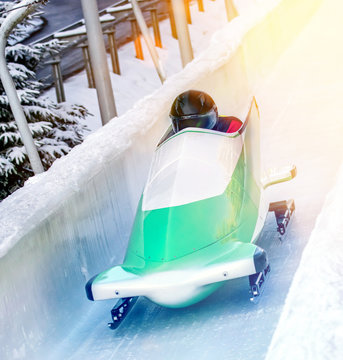 Wintersport - Bobschlitten in der Eisbahn