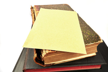 Notizen auf einen Bücherstapel