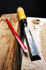 Stechbeitel und Bleistift