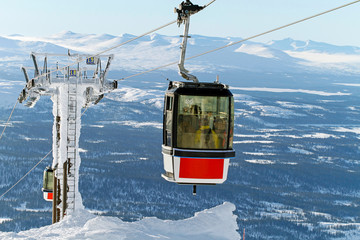 Ski lift reaching the top - 77100357