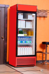Commercial refrigerator to store drinks