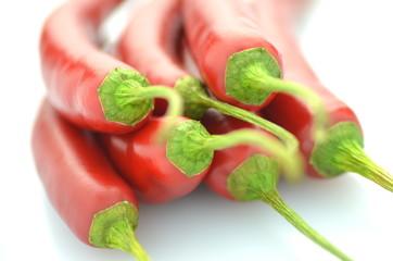 czerwone papryczki chili na białym tle