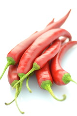 czerwone papryczki chili na białym tle