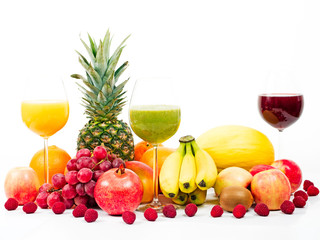 Obst und Südfrüchte mit Fruchtsäften