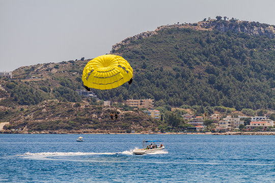 Parashuting over the Sea